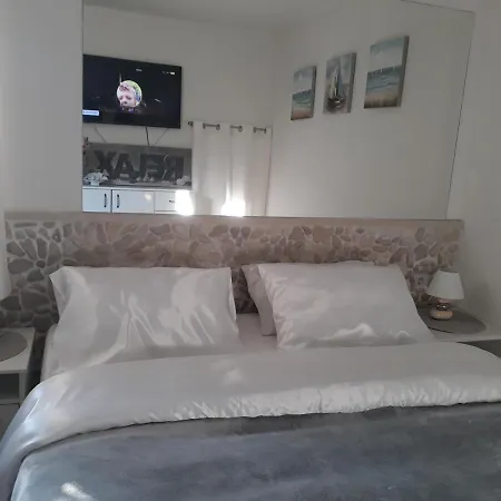 Relax Tiny 40 Meters Of The Zrnovo